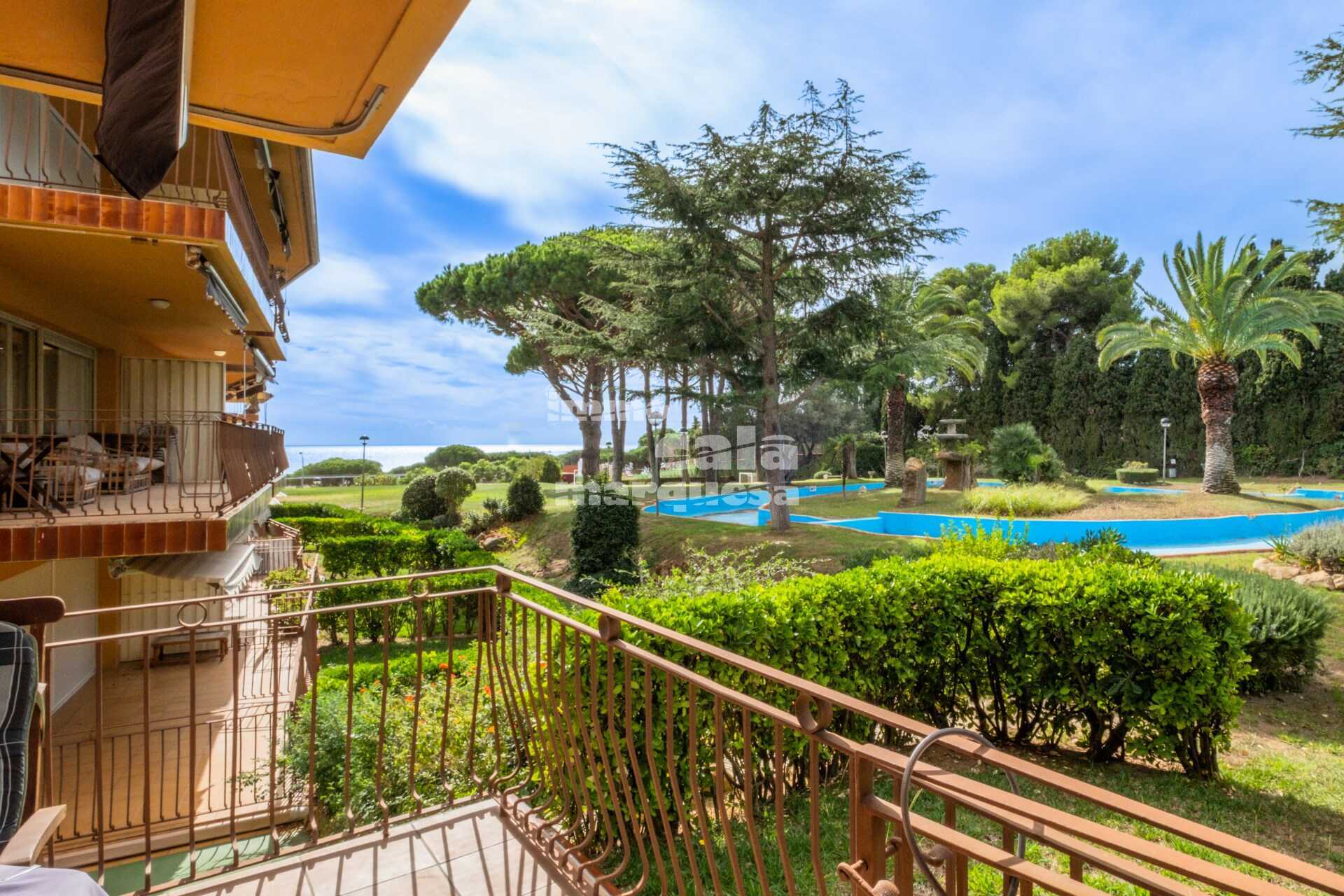 Bonic apartament en planta baixa  en comunitat amb jardí i piscina