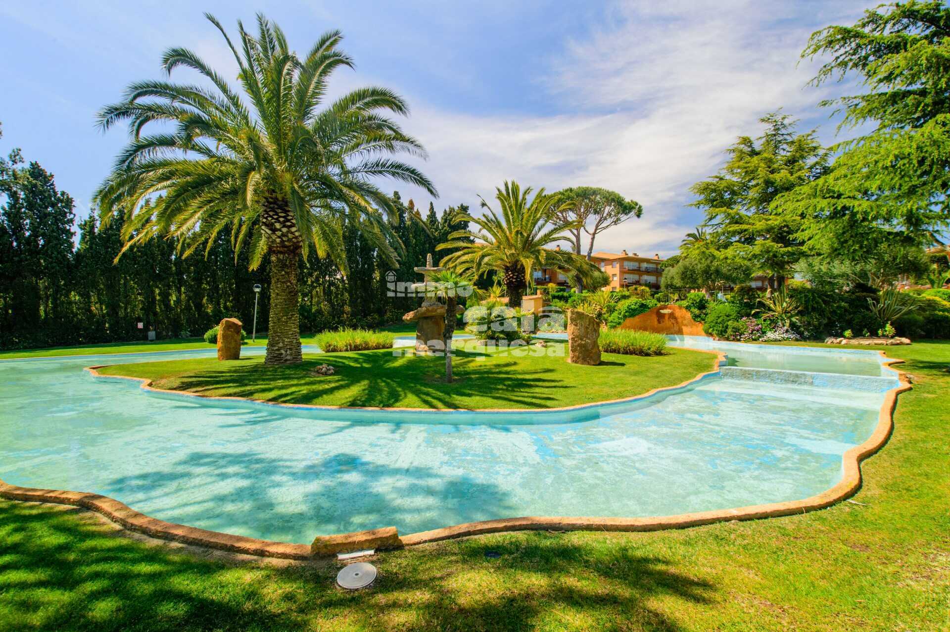 Bonic apartament en planta baixa  en comunitat amb jardí i piscina
