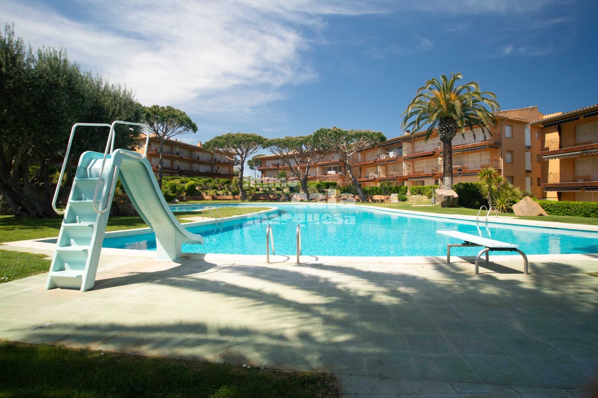 Bonic apartament en planta baixa  en comunitat amb jardí i piscina
