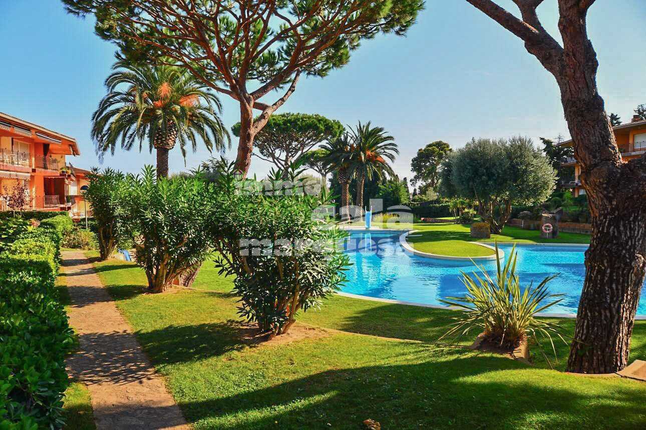 Bonic apartament en planta baixa  en comunitat amb jardí i piscina