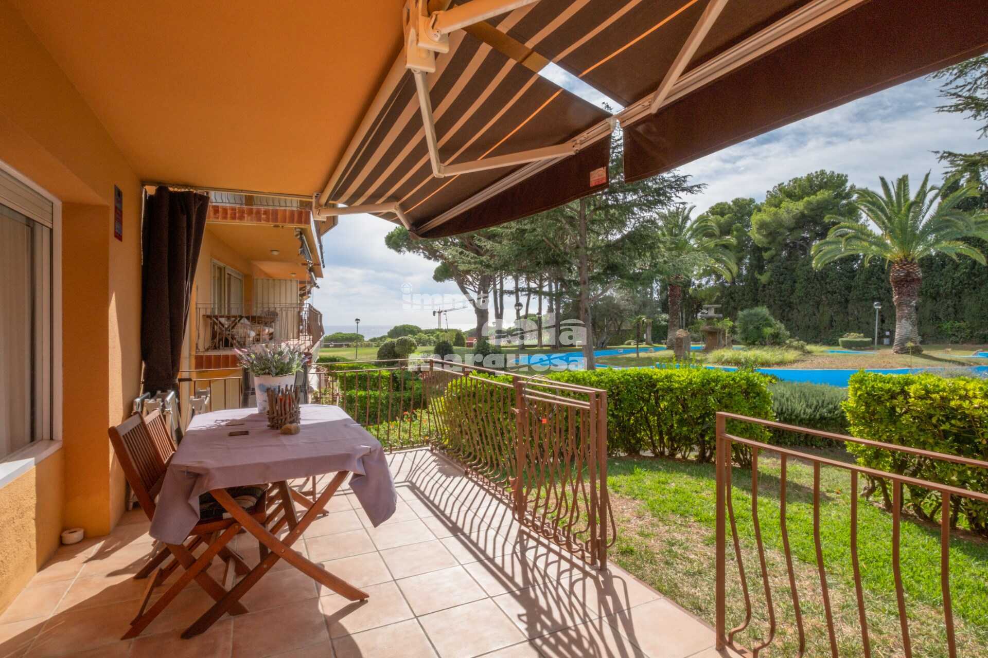 Bonic apartament en planta baixa  en comunitat amb jardí i piscina
