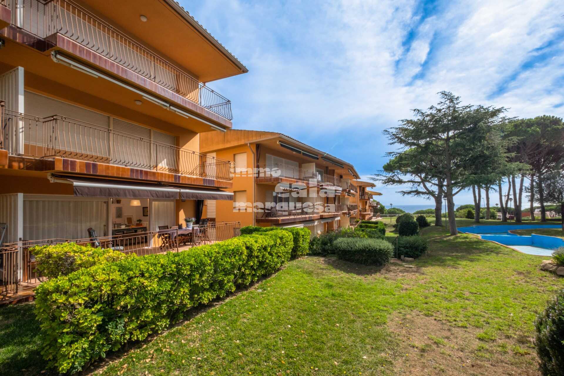 Bonic apartament en planta baixa  en comunitat amb jardí i piscina