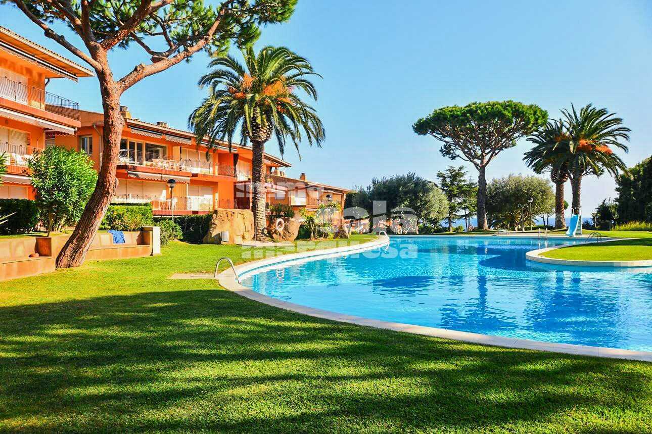 Bonic apartament en planta baixa  en comunitat amb jardí i piscina