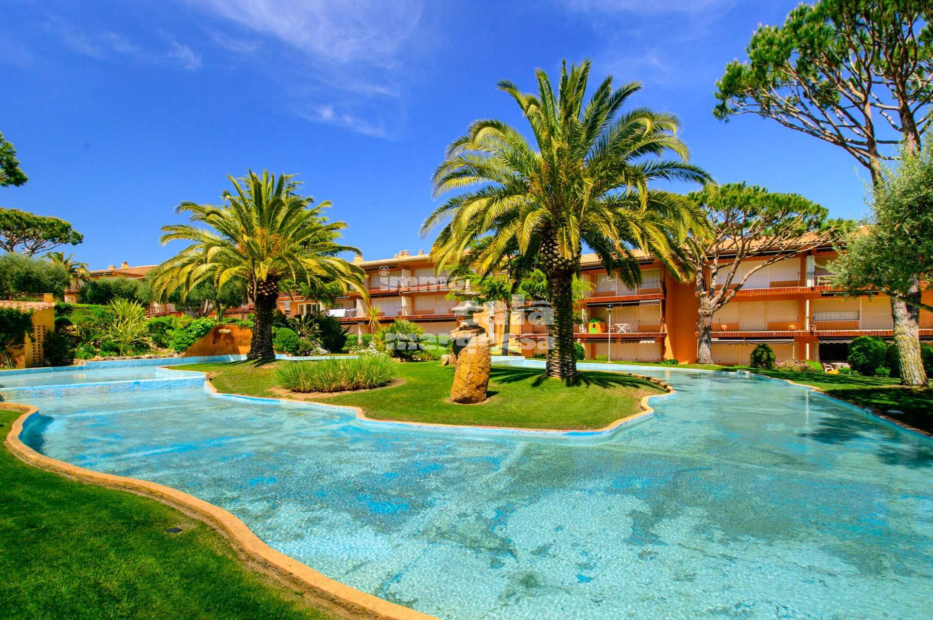 Bonic apartament en planta baixa  en comunitat amb jardí i piscina