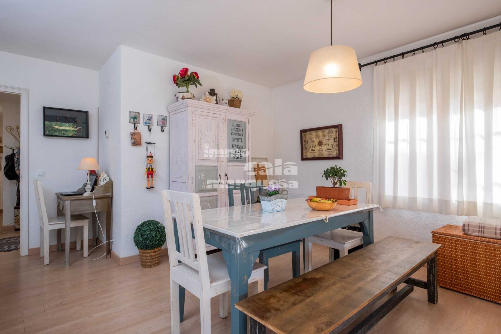 Bonic apartament en planta baixa  en comunitat amb jardí i piscina