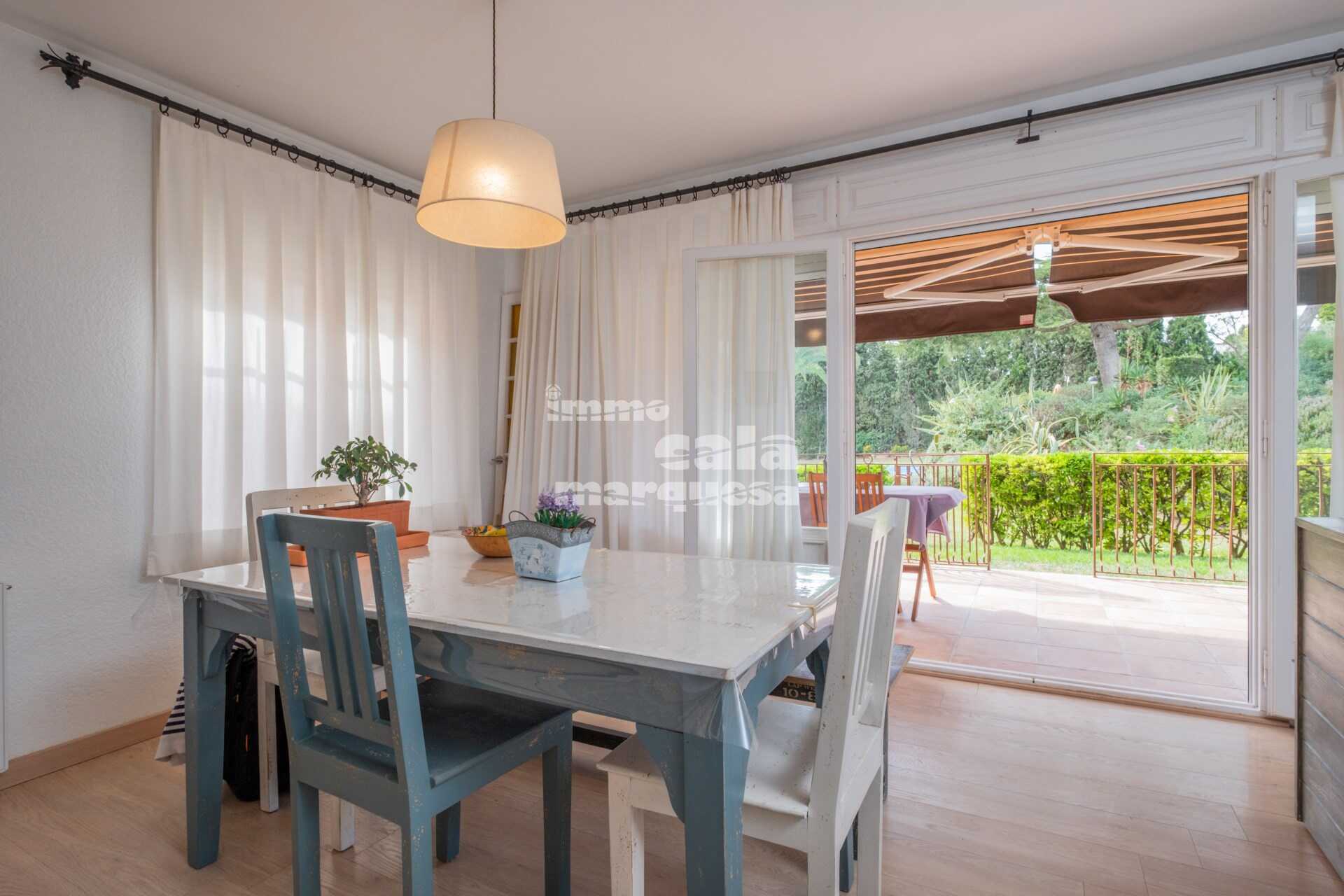 Bonic apartament en planta baixa  en comunitat amb jardí i piscina