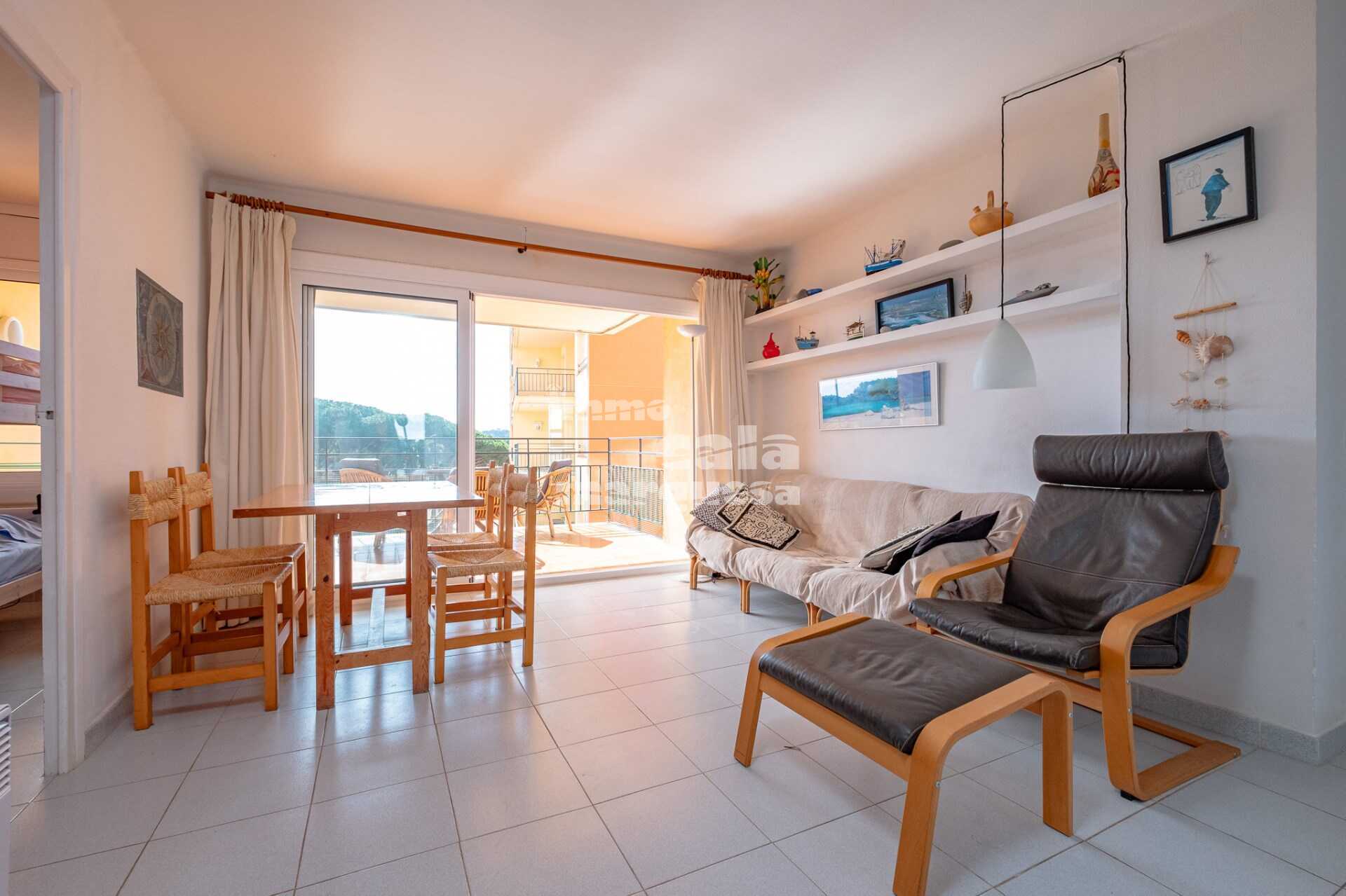 Apartment in pleasant community with pool in Calella de Palafrugell