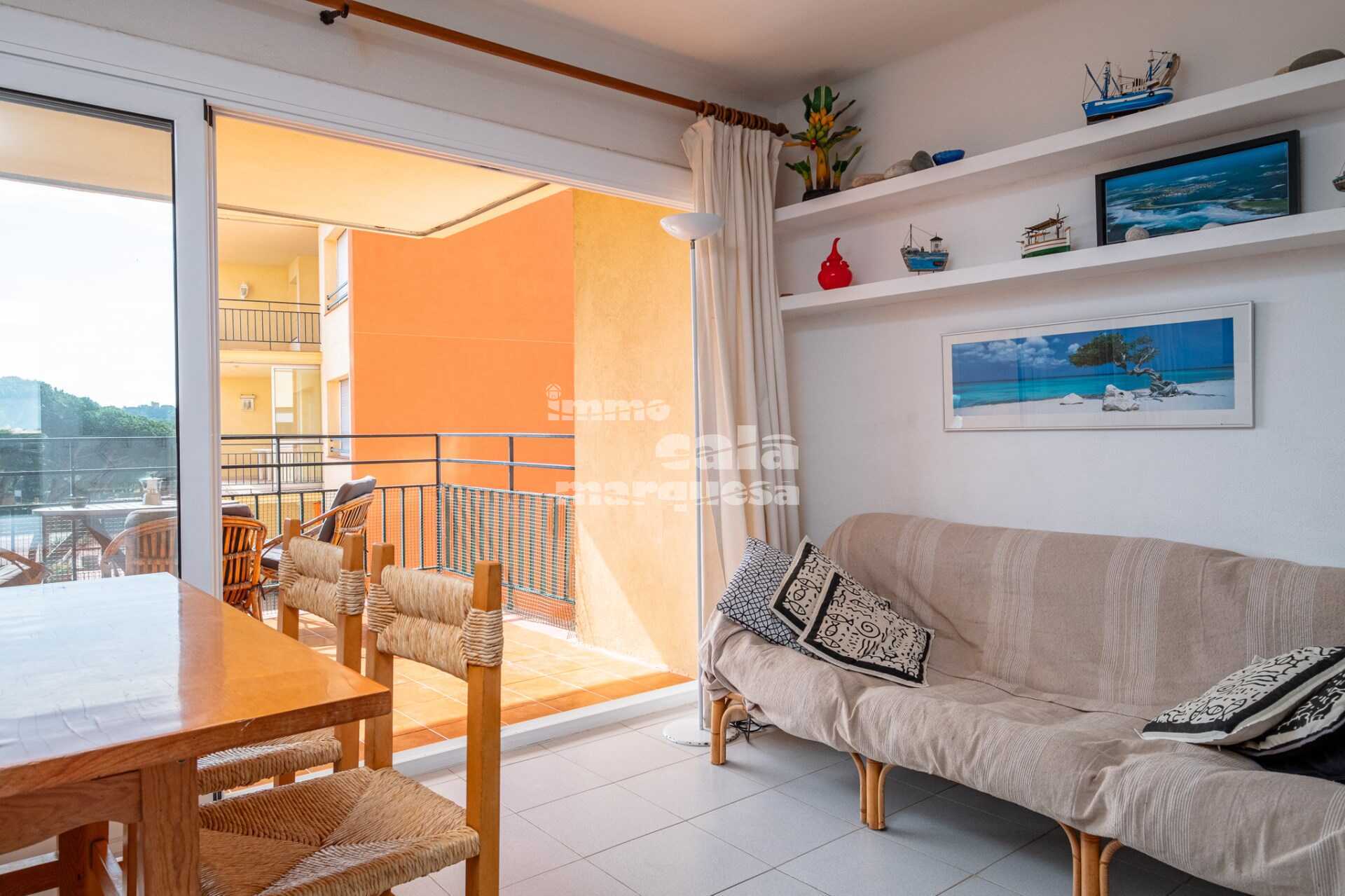 Apartment in pleasant community with pool in Calella de Palafrugell