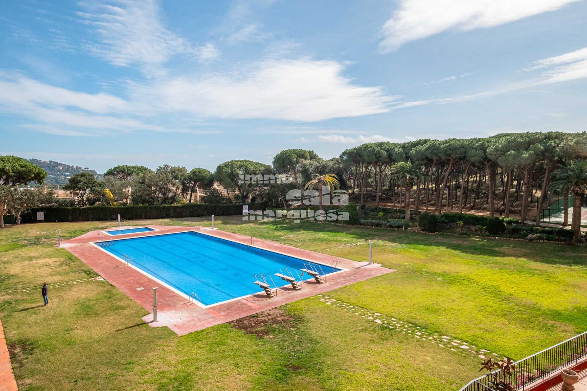 Apartment in pleasant community with pool in Calella de Palafrugell