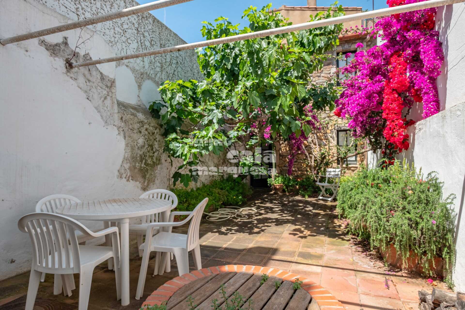 Casa de poble amb gran pati a ple centre de Palafrugell 