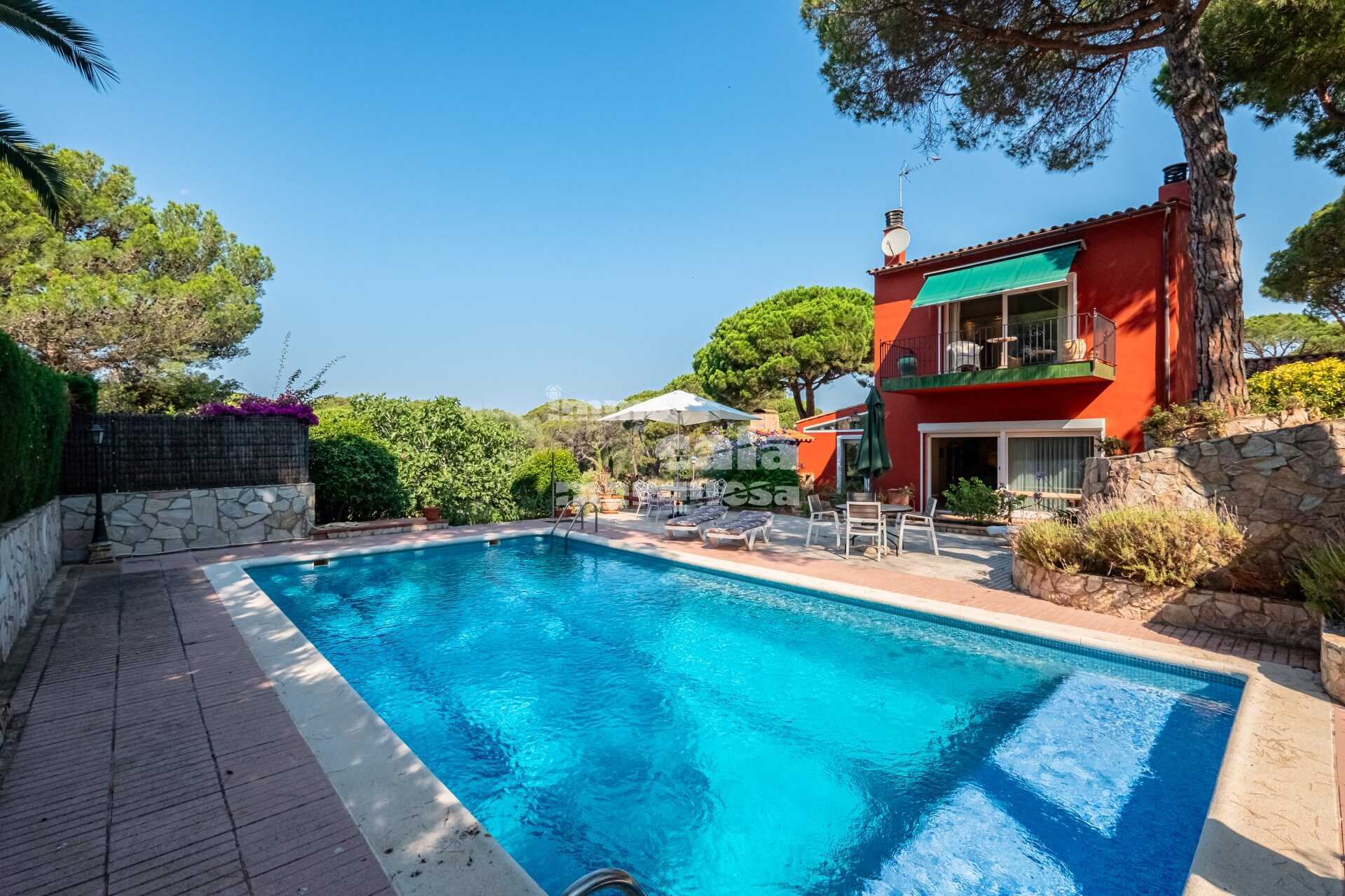 Casa unifamiliar amb gran jardí i piscina a Calella de Palafrugell