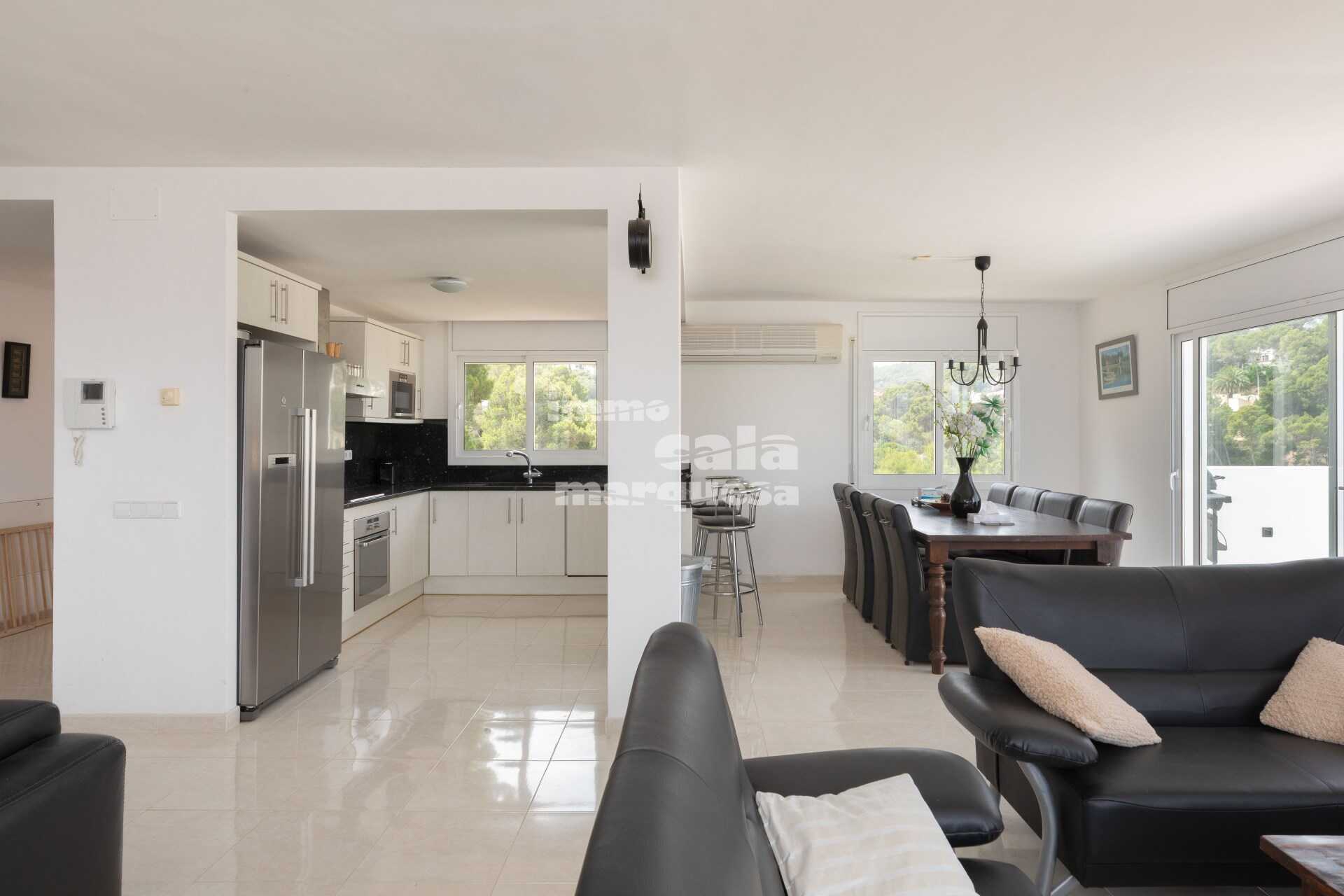 Maison moderne avec piscine et vues spectaculaires sur la mer à vendre dans le quartier de Sa Riera, à quelques pas de la plage de Pals, sur la Costa Brava.