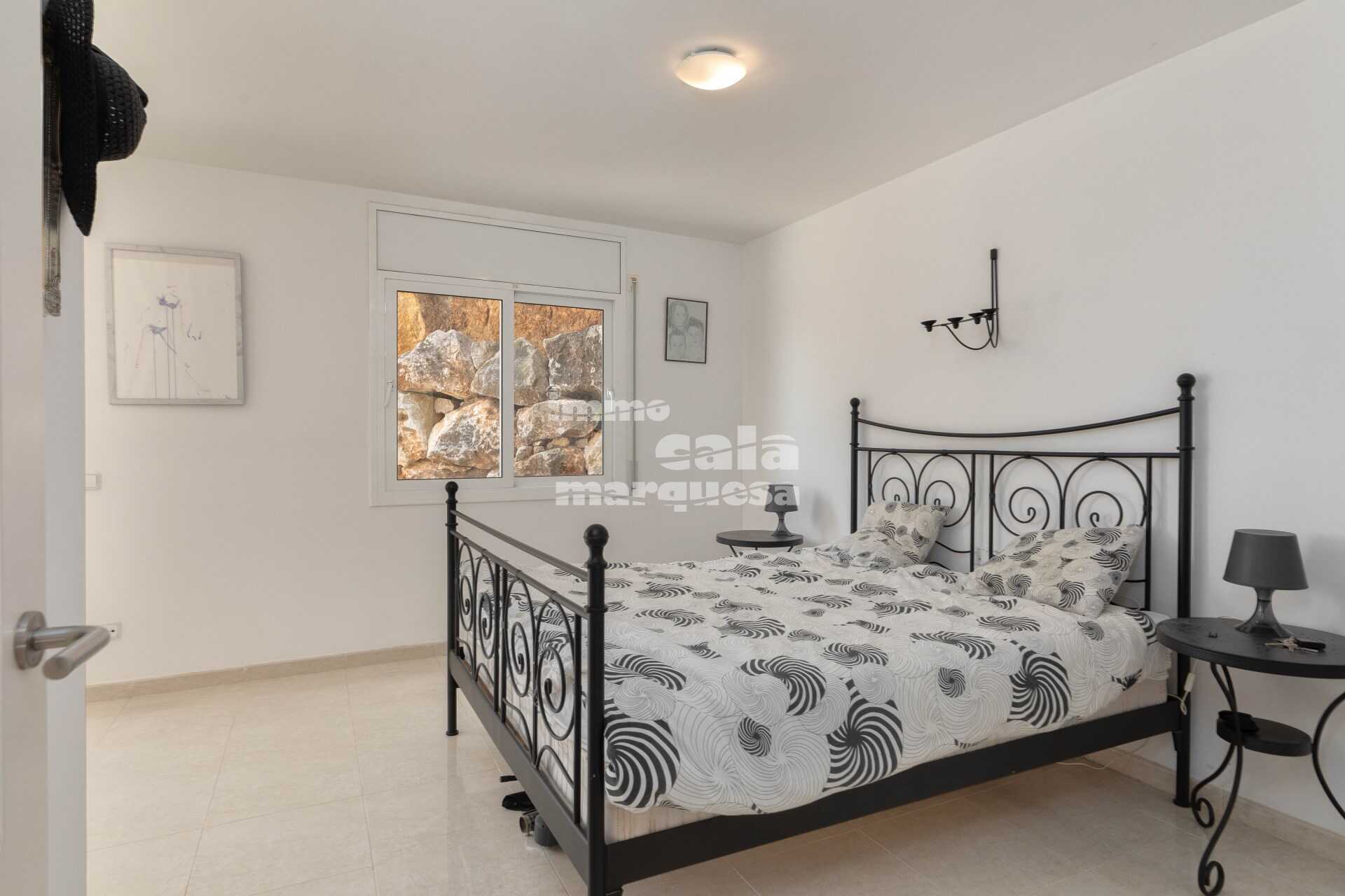 Maison moderne avec piscine et vues spectaculaires sur la mer à vendre dans le quartier de Sa Riera, à quelques pas de la plage de Pals, sur la Costa Brava.