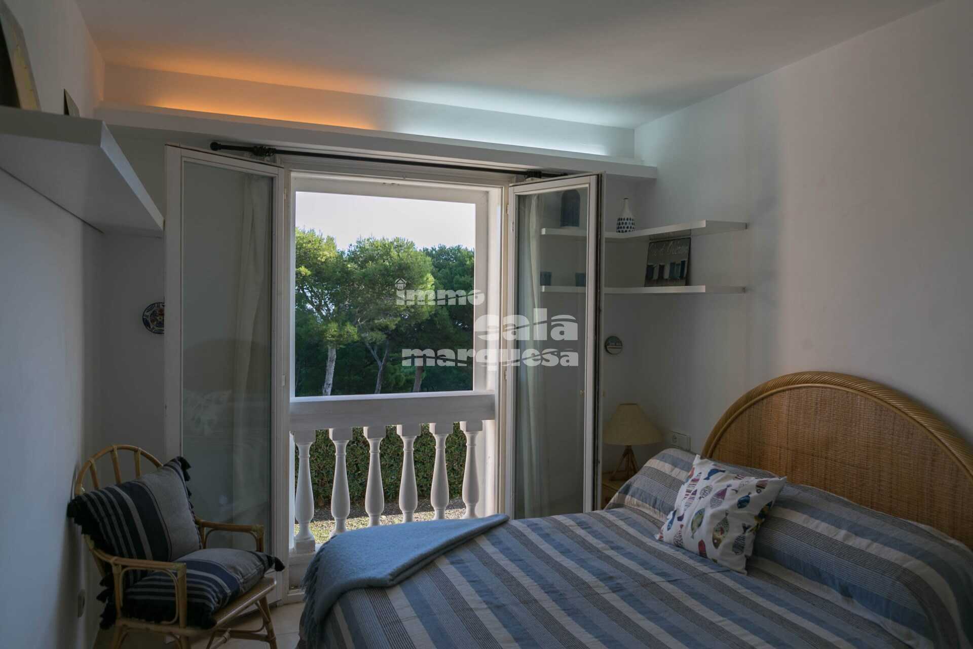 Fantástico apartamento reformado con terraza y vistas al mar, jardín y piscina comunitaria a pocos metros del mar en Aiguafreda.