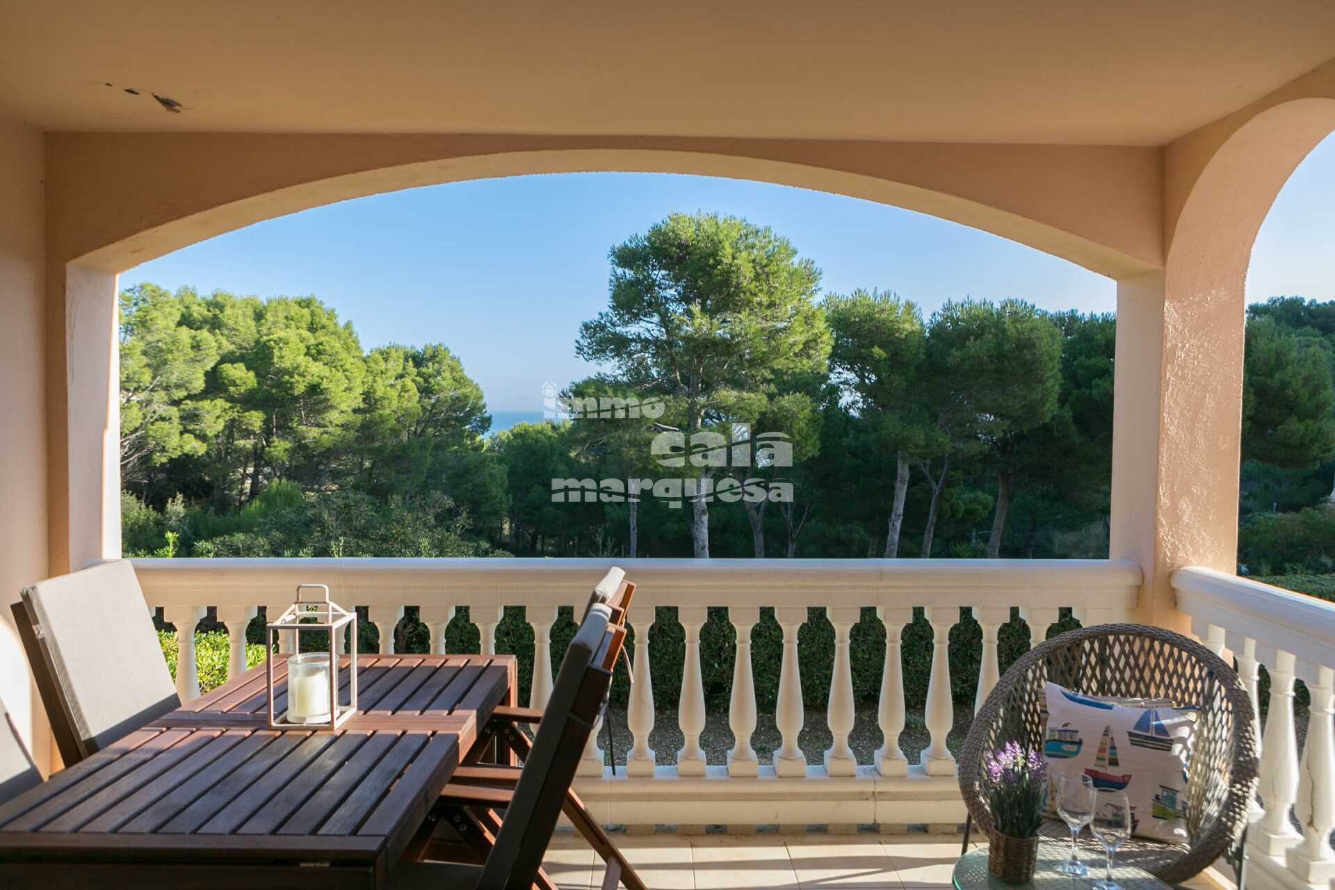 Fantástico apartamento reformado con terraza y vistas al mar, jardín y piscina comunitaria a pocos metros del mar en Aiguafreda.