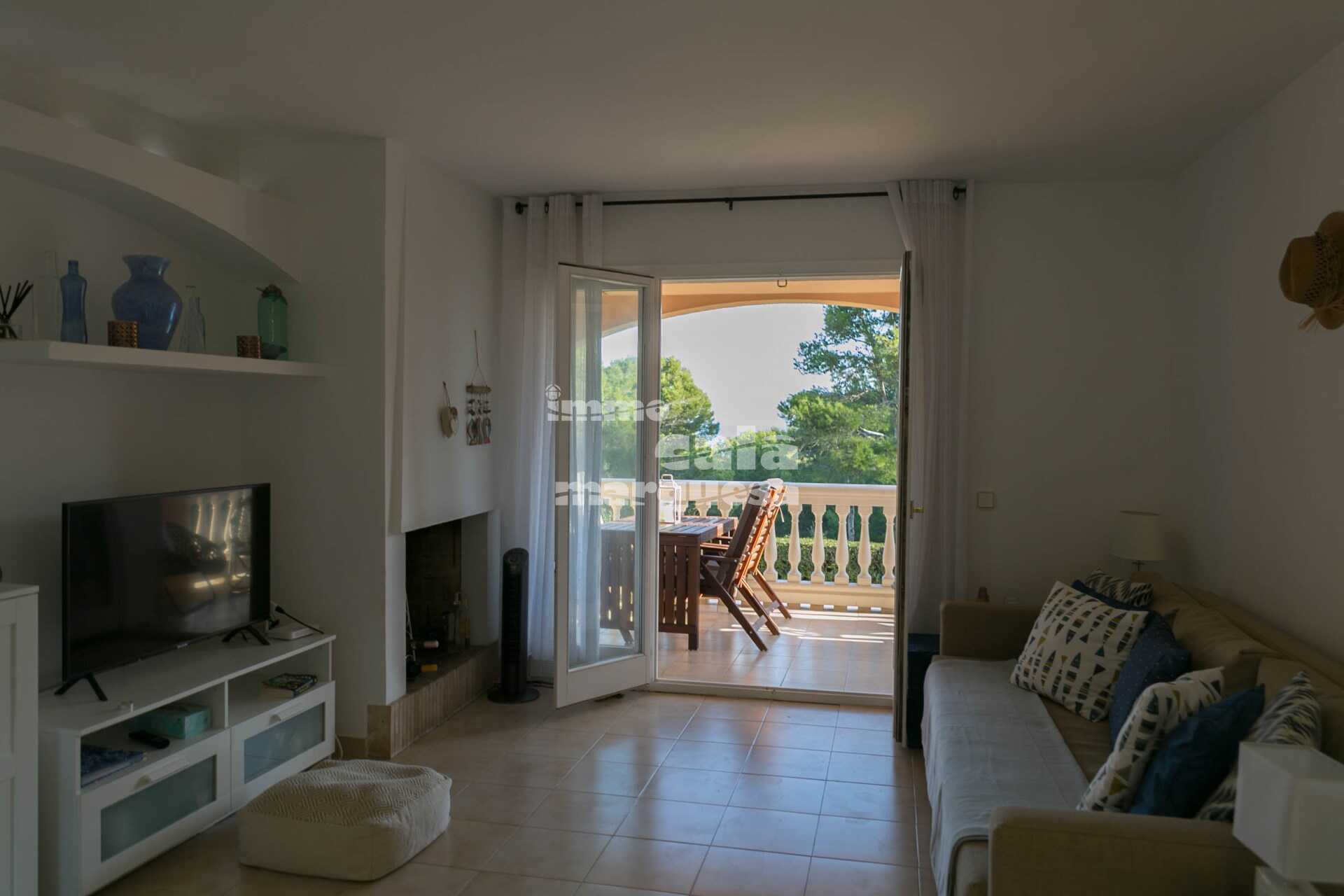 Fantástico apartamento reformado con terraza y vistas al mar, jardín y piscina comunitaria a pocos metros del mar en Aiguafreda.
