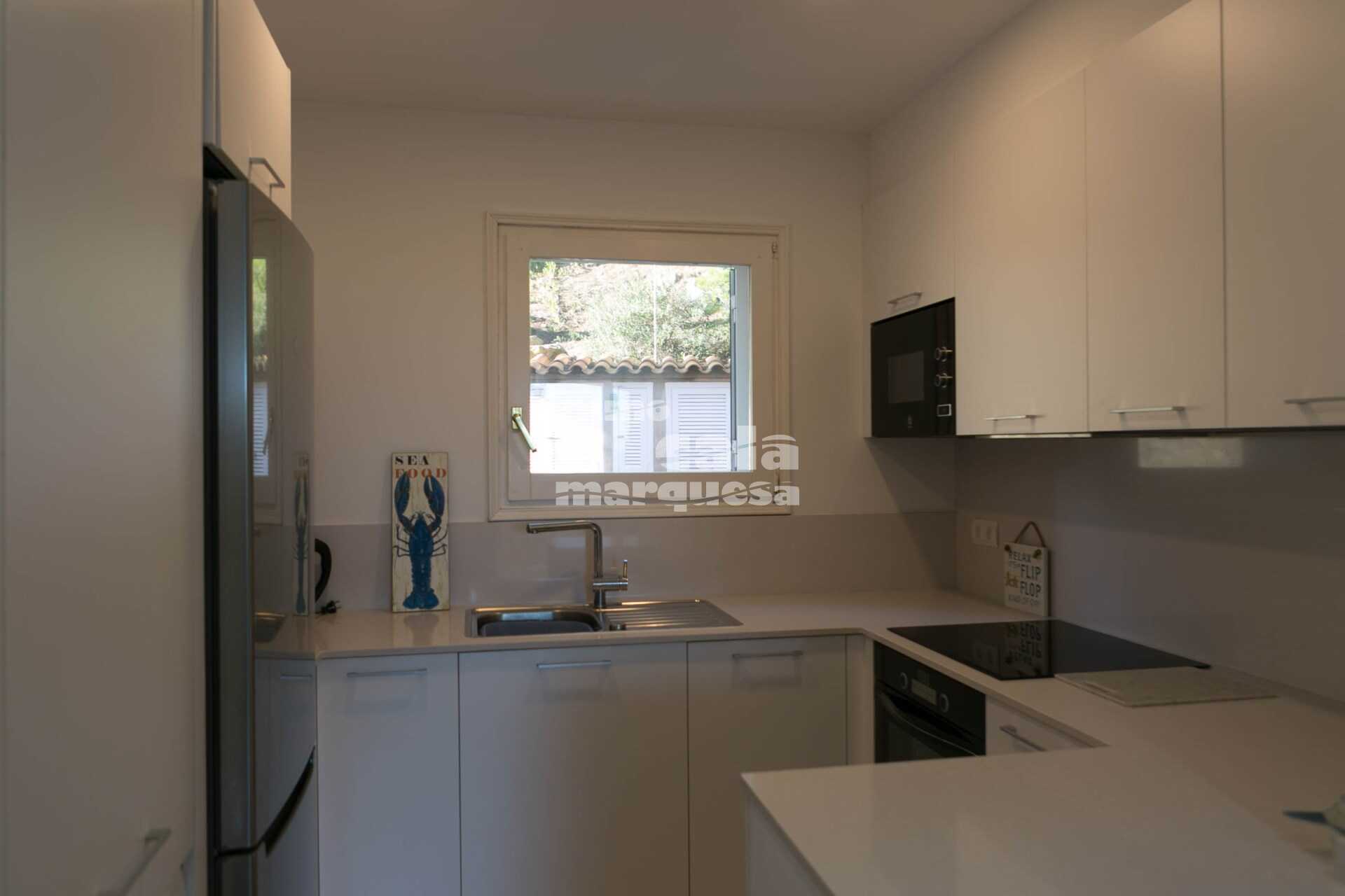 Fantástico apartamento reformado con terraza y vistas al mar, jardín y piscina comunitaria a pocos metros del mar en Aiguafreda.