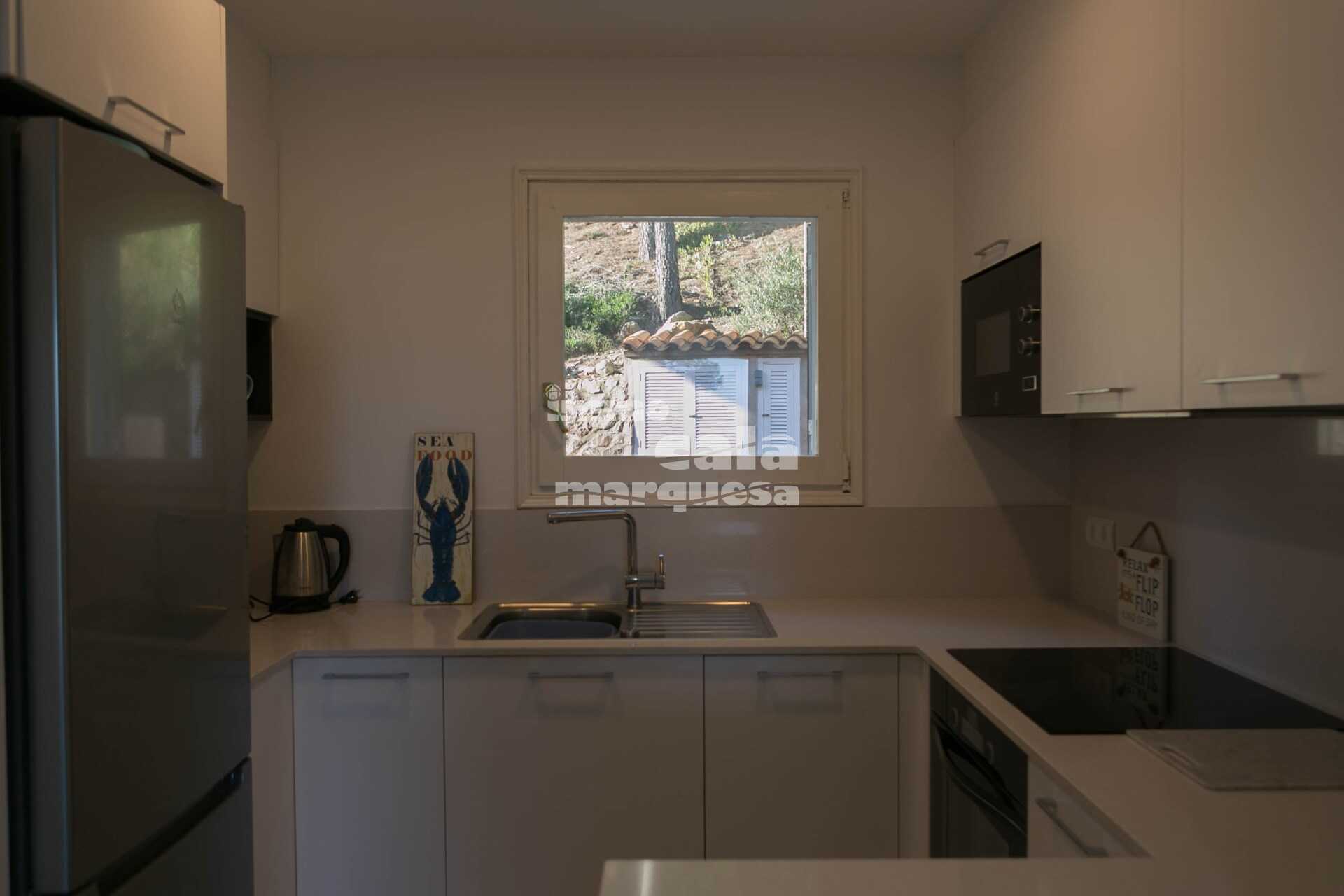 Fantástico apartamento reformado con terraza y vistas al mar, jardín y piscina comunitaria a pocos metros del mar en Aiguafreda.