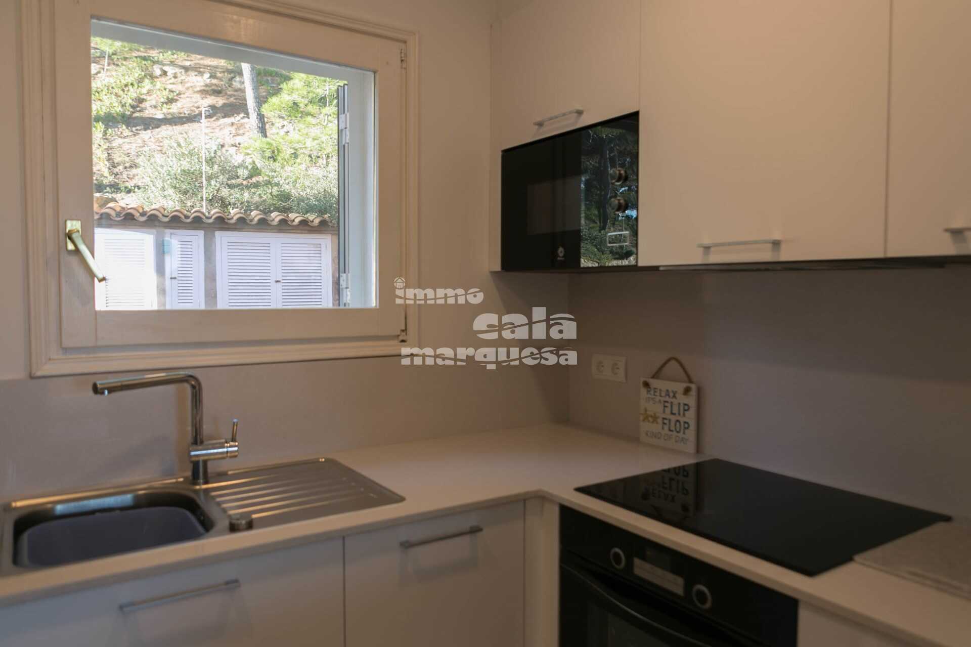 Fantástico apartamento reformado con terraza y vistas al mar, jardín y piscina comunitaria a pocos metros del mar en Aiguafreda.