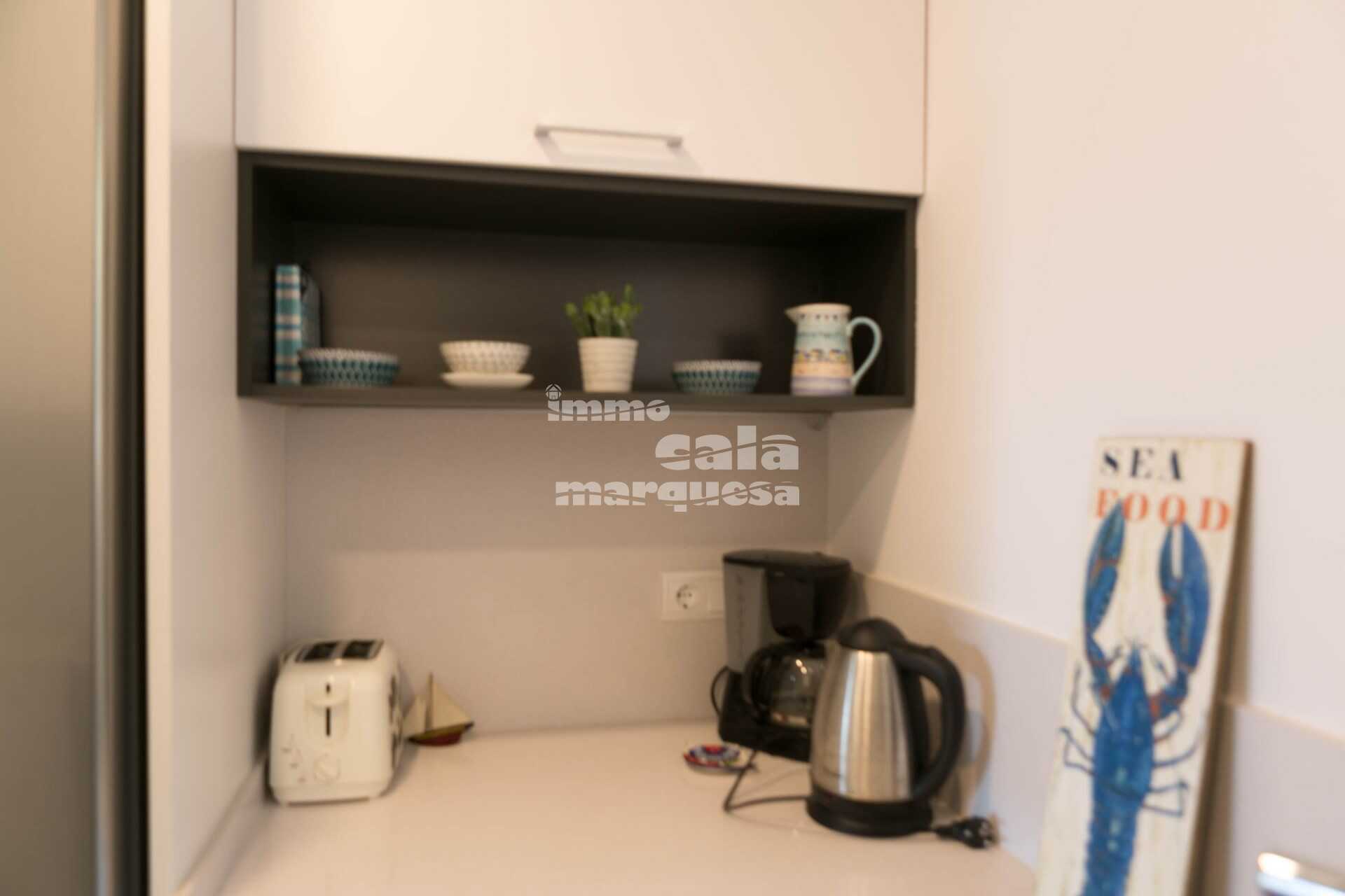 Fantástico apartamento reformado con terraza y vistas al mar, jardín y piscina comunitaria a pocos metros del mar en Aiguafreda.