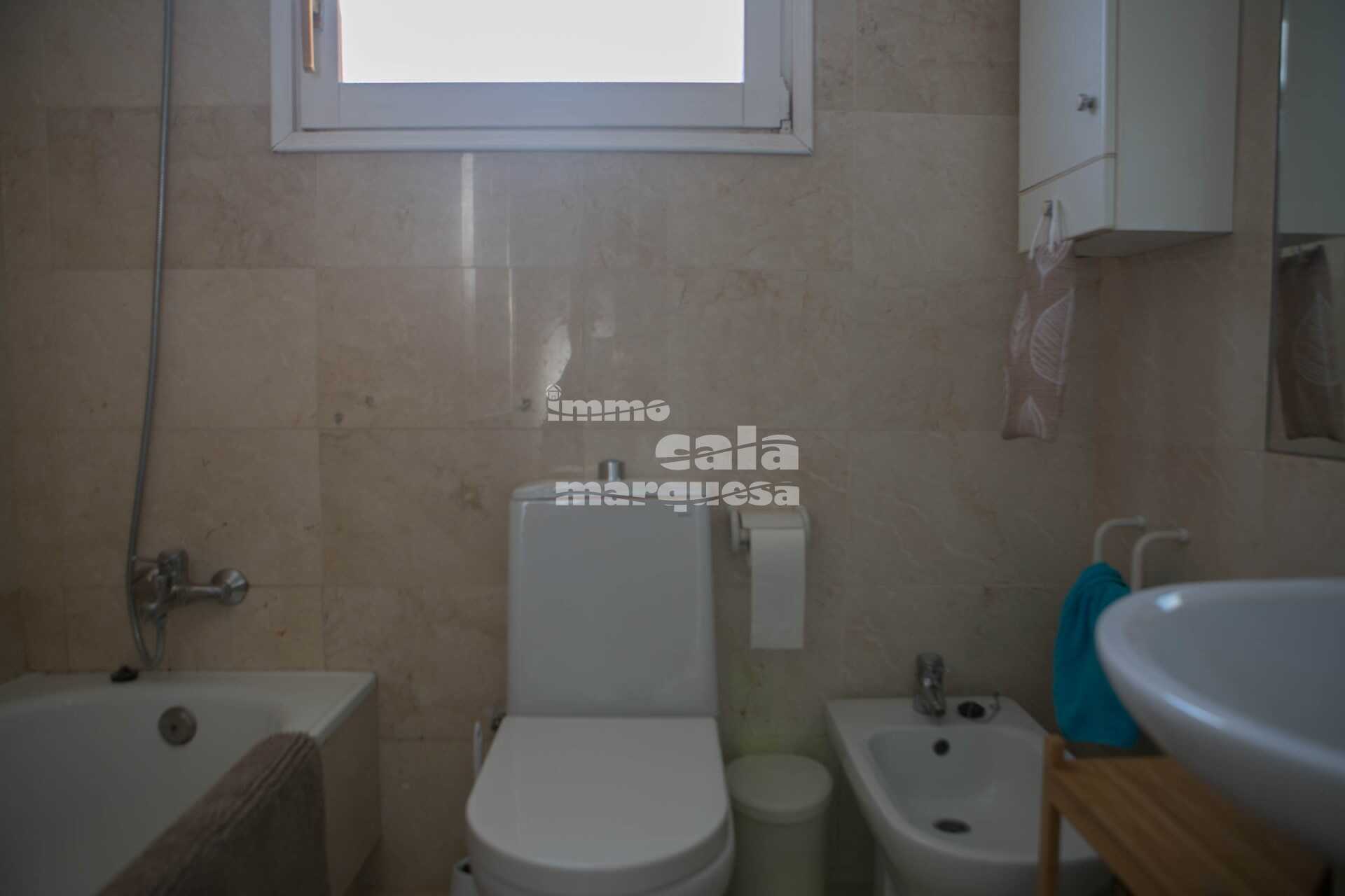 Fantástico apartamento reformado con terraza y vistas al mar, jardín y piscina comunitaria a pocos metros del mar en Aiguafreda.