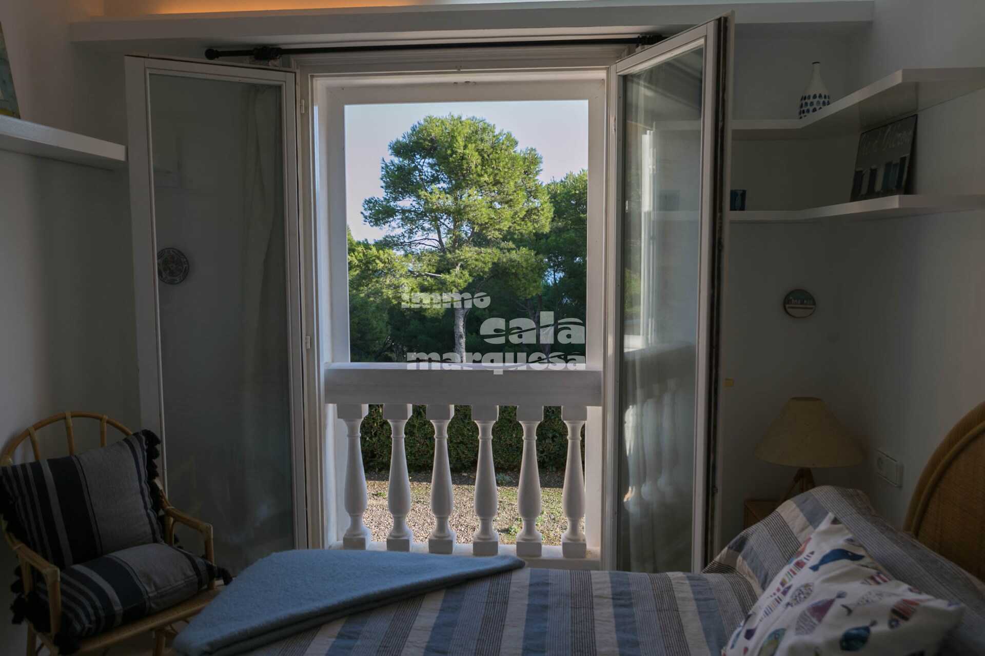 Fantástico apartamento reformado con terraza y vistas al mar, jardín y piscina comunitaria a pocos metros del mar en Aiguafreda.