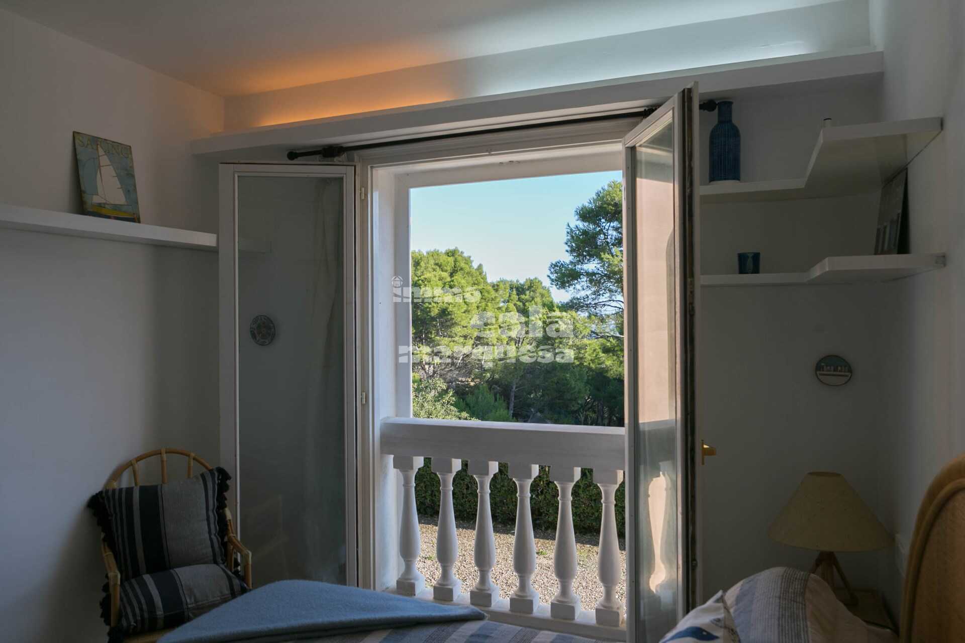 Fantástico apartamento reformado con terraza y vistas al mar, jardín y piscina comunitaria a pocos metros del mar en Aiguafreda.