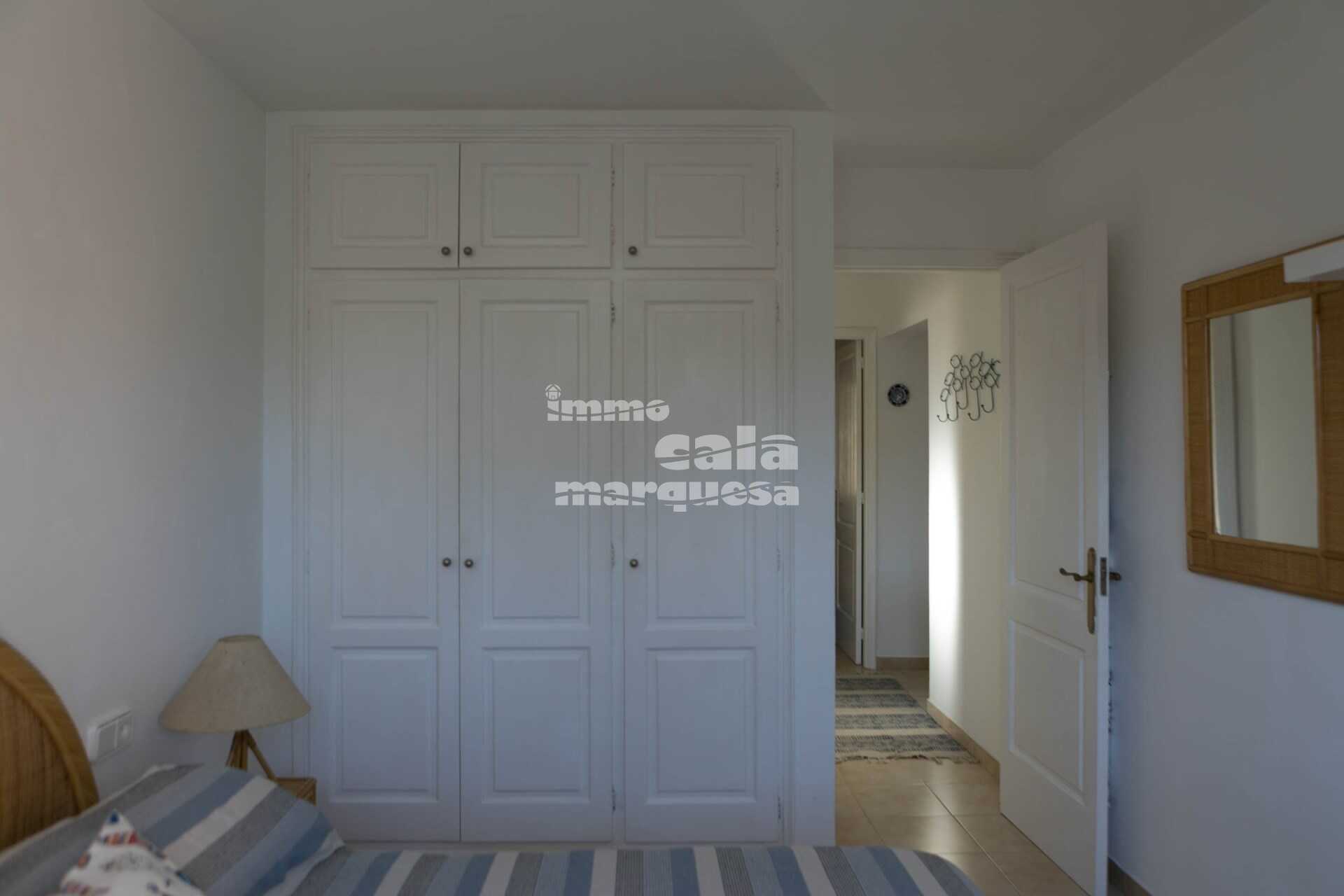 Fantástico apartamento reformado con terraza y vistas al mar, jardín y piscina comunitaria a pocos metros del mar en Aiguafreda.