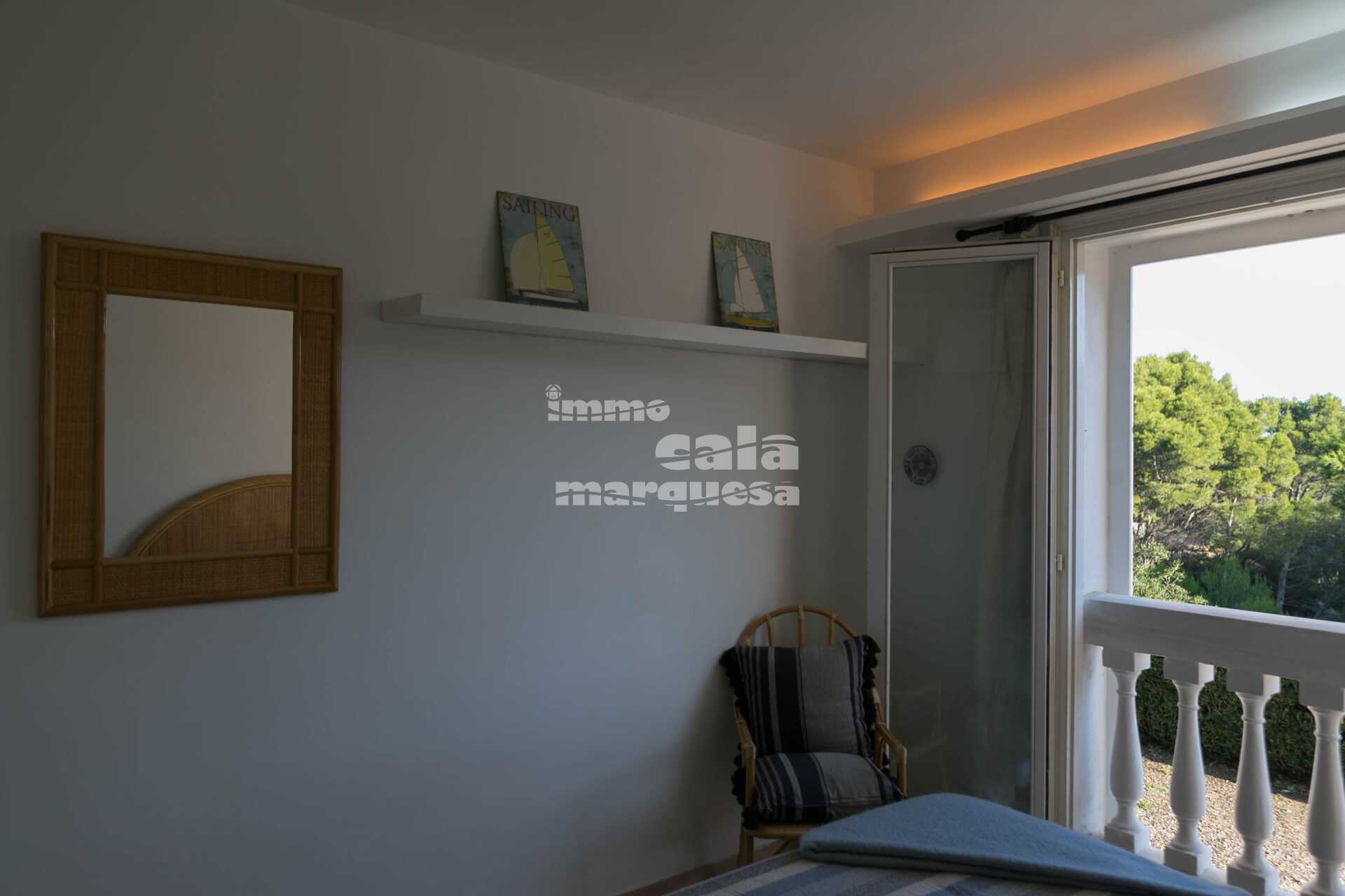 Fantástico apartamento reformado con terraza y vistas al mar, jardín y piscina comunitaria a pocos metros del mar en Aiguafreda.