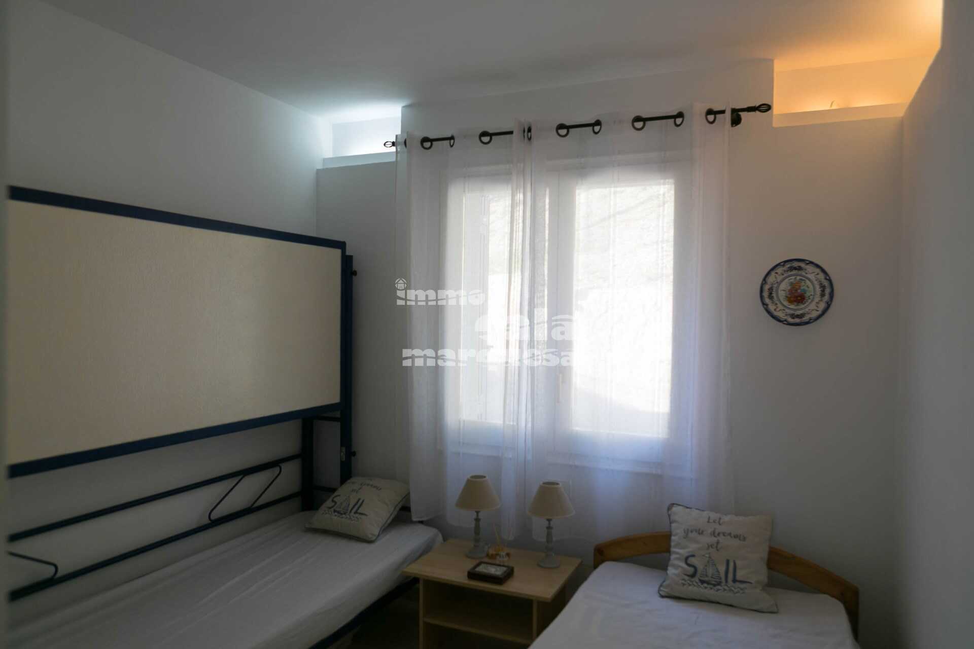 Fantástico apartamento reformado con terraza y vistas al mar, jardín y piscina comunitaria a pocos metros del mar en Aiguafreda.