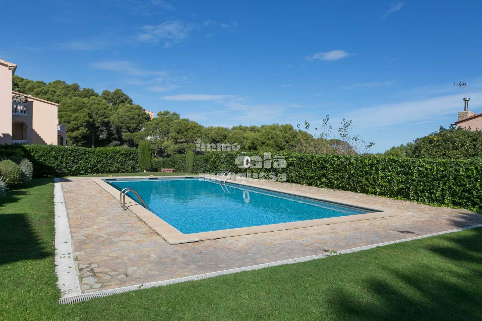 Fantástico apartamento reformado con terraza y vistas al mar, jardín y piscina comunitaria a pocos metros del mar en Aiguafreda.
