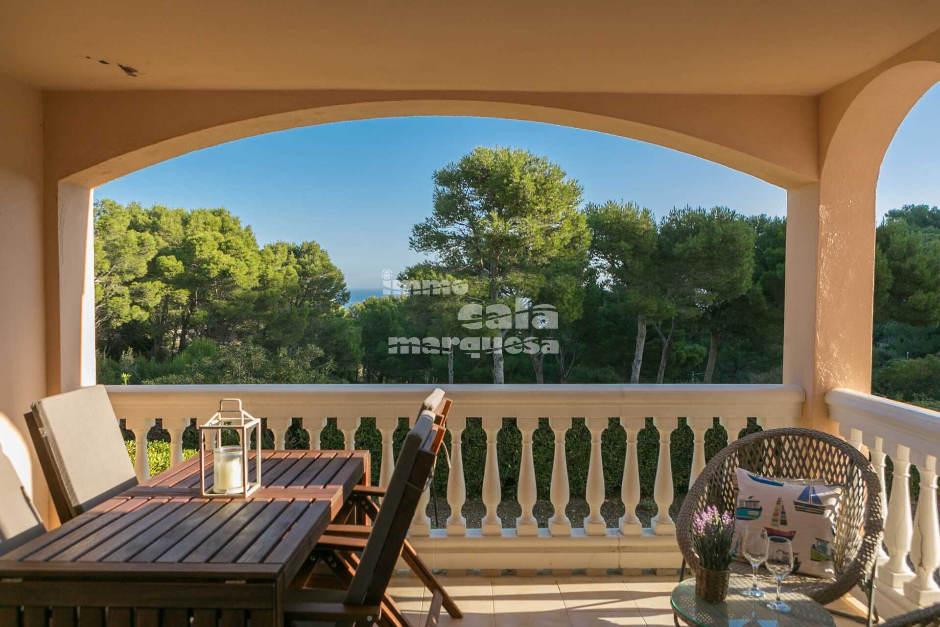 Fantástico apartamento reformado con terraza y vistas al mar, jardín y piscina comunitaria a pocos metros del mar en Aiguafreda.