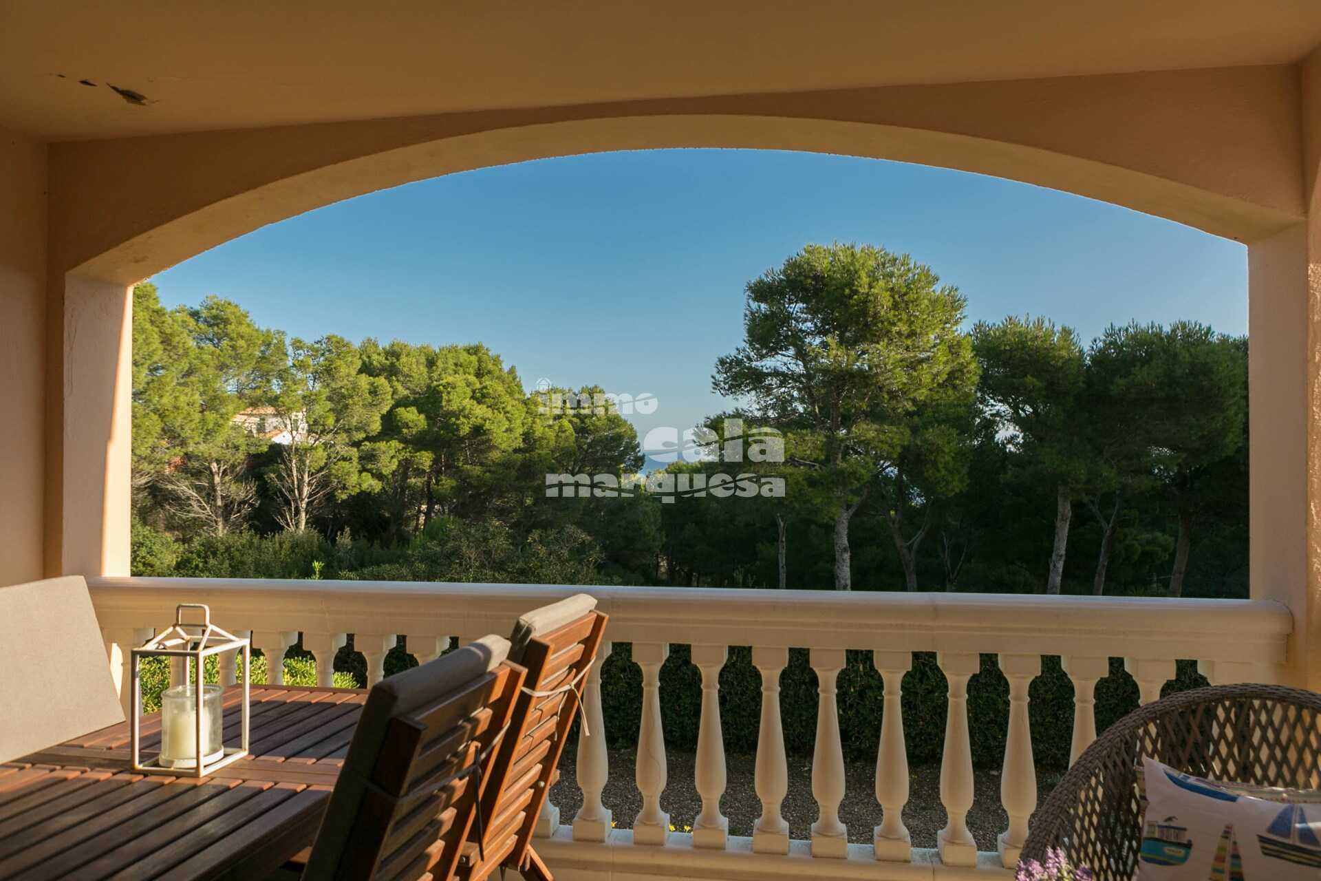 Fantástico apartamento reformado con terraza y vistas al mar, jardín y piscina comunitaria a pocos metros del mar en Aiguafreda.