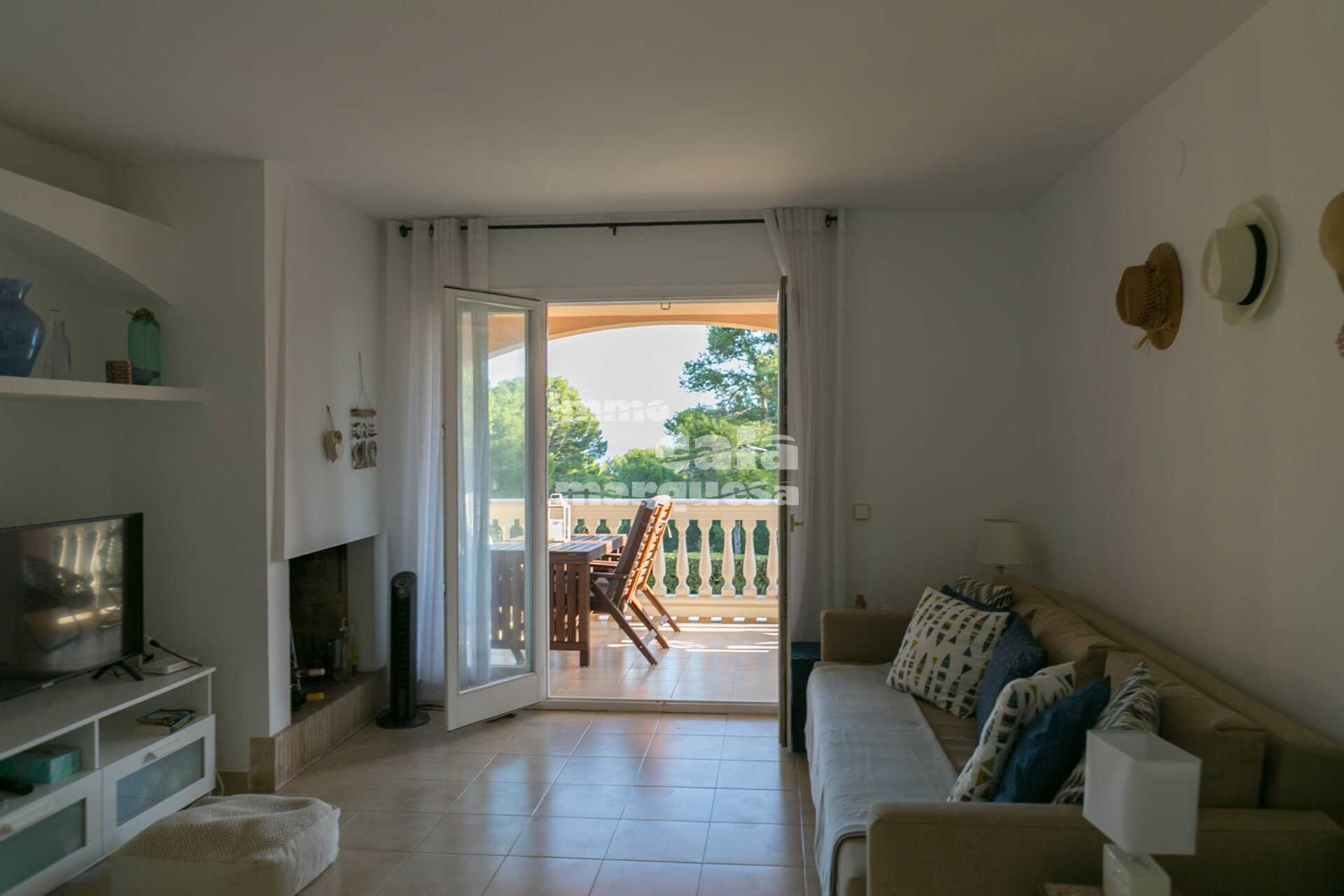 Fantástico apartamento reformado con terraza y vistas al mar, jardín y piscina comunitaria a pocos metros del mar en Aiguafreda.
