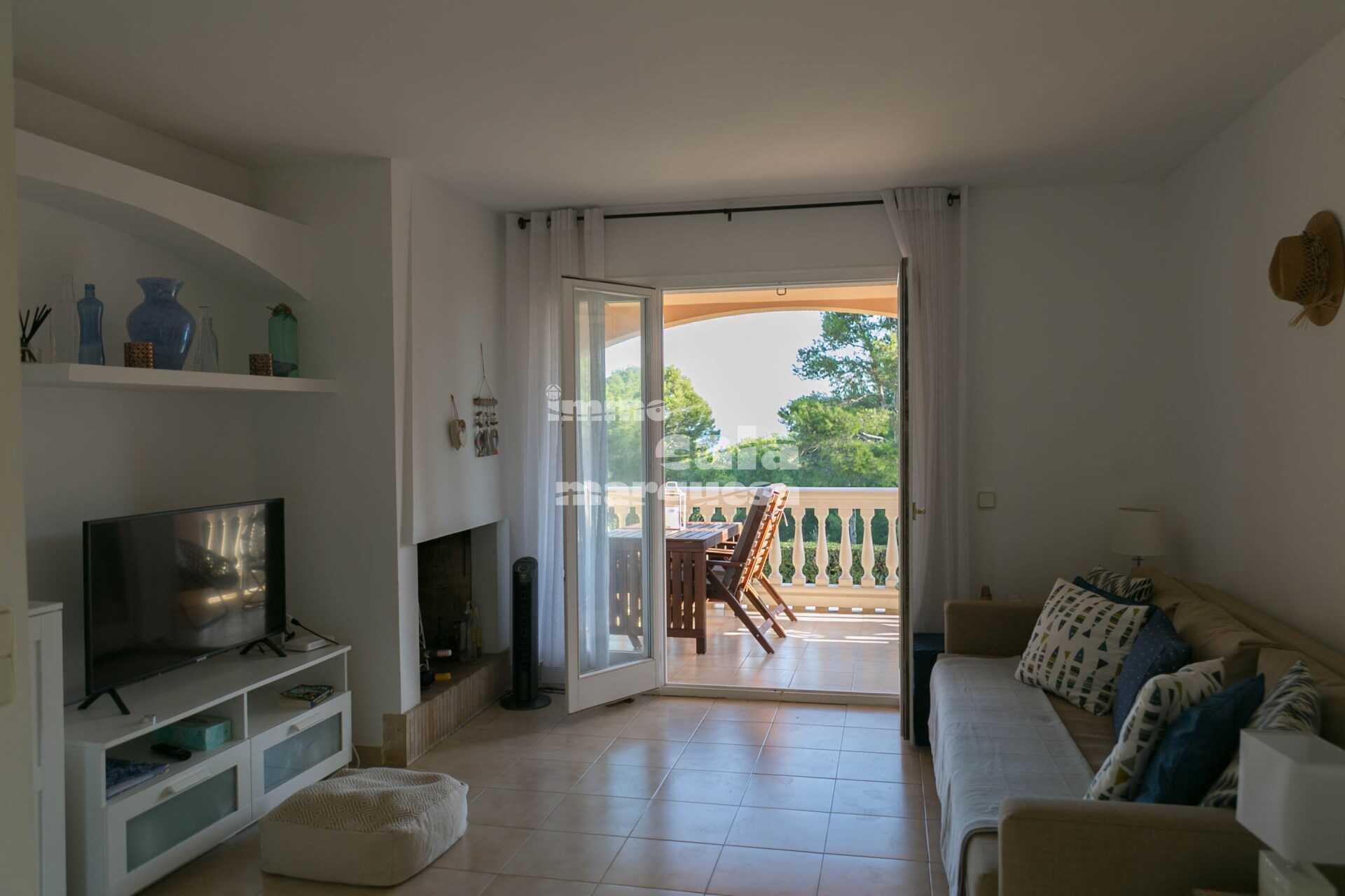 Fantástico apartamento reformado con terraza y vistas al mar, jardín y piscina comunitaria a pocos metros del mar en Aiguafreda.