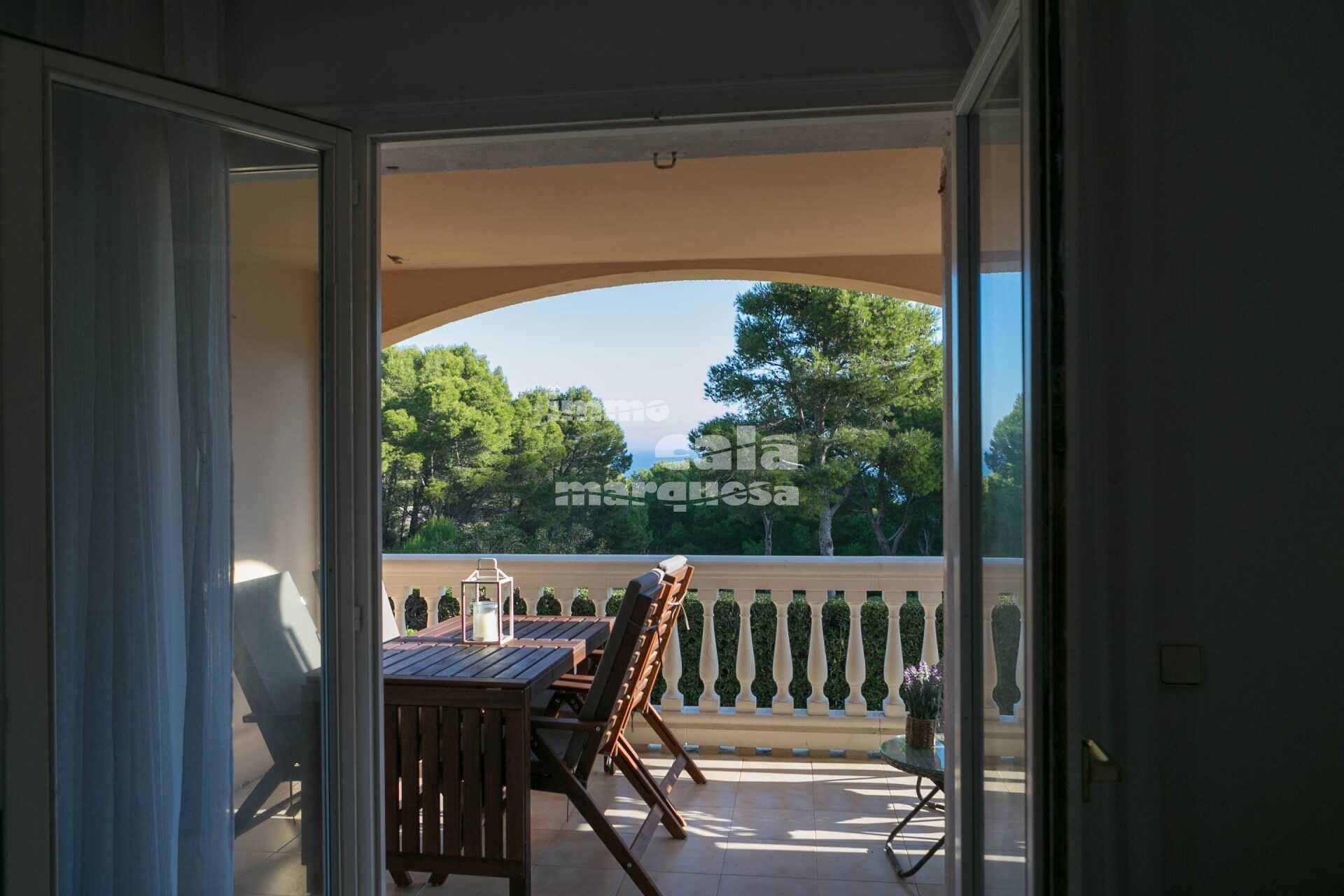 Fantástico apartamento reformado con terraza y vistas al mar, jardín y piscina comunitaria a pocos metros del mar en Aiguafreda.